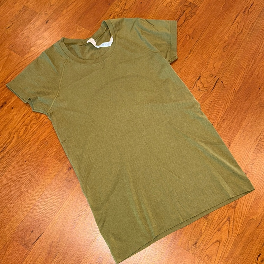 Lululemon women’s size 10 swiftly tech tee. Like new.